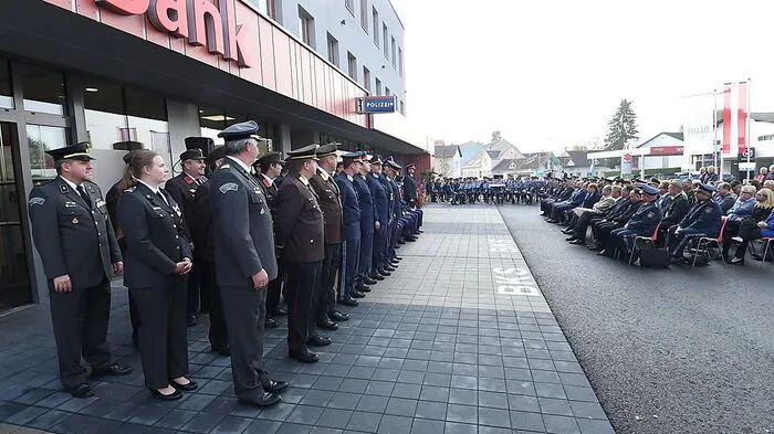 Der ganze Parkplatz vor der neuen Gleisdorfer Polizeiinspektion war bei der Eröffnung voll mit Gästen