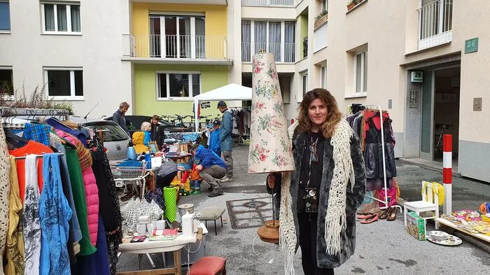 Die Annenviertler laden wieder zum Flohmarkt in ihre Hinterhöfe. Kopf hinter der Idee ist Maria Reiner, die selbst Gewand und ...