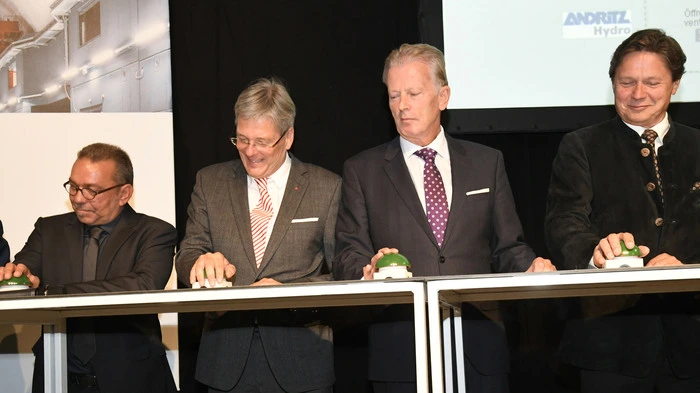 Mit grünen "Buzzers" setzten Kelag Vorstand Armin Wiersma, Landeshauptmann Peter Kaiser, Vizekanzler Reinhold Mitterlehner und Verbund-General Wolfgang Anzengruber die Pumpturbinen in Gang. 430 Megawatt ließen den Boden unter den rund 300 Gästen erzittern, Reisseck-2 ist am Netz.