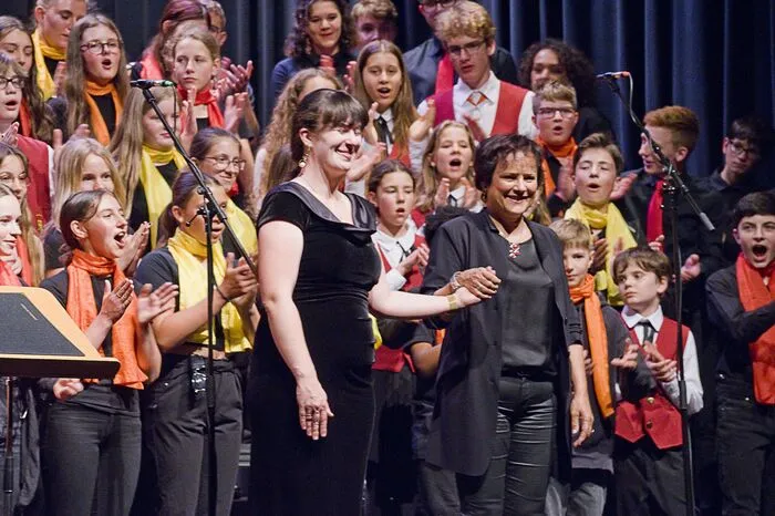 Klarerweise, wenn zwei Chöre aufeinandertreffen, muss auch gemeinsam gesungen werden. Als Zugabe war das gemeinsam einstudierte Lied „Kayama“ von Karl Jenkins zu hören.