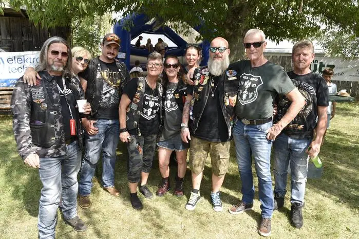 Die mehr als 1000 Gäste waren von den größtenteils exklusiven Motorrädern begeistert. Auch das Rahmenprogramm mit Trial-Führungen der „Ananas Boys“ aus Hartberg und bester Musik von den „Huatfoahran“, „Naiv“, „Heads out“ beeindruckte. Auch dabei: die jungen Musiker Florian Allmer, Lorenz Posch und Laurin Tröstner von der Gruppe „Young Smell“.  
