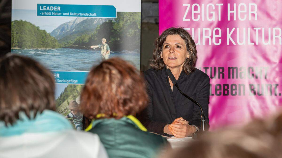 Angelika Rainer hat am 1. Juni ihr viertes Buch „Zweckbau für Ziegen“ in einer Lesung im Heizhaus in Lienz vorgestellt