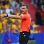 Schiedsrichter Felix ZWAYER, Einzelbild,angeschnittenes Einzelmotiv,Halbfigur,halbe Figur. Achtelfinale Rumaenien ROU - Niederlande NED 0-3 am 02.07.2024, Fussball Arena Muenchen. Fussball UEFA EURO, EM, Europameisterschaft,Fussball 2024 GERMANY vom 14.06.2024 - 14.07.2024. *** Referee Felix ZWAYER, single picture,cropped single motif,half figure,half figure round of 16 Romania ROU Netherlands NED 0 3 on 02 07 2024, Football Arena Munich Football UEFA EURO 2024 GERMANY from 14 06 2024 14 07 2024