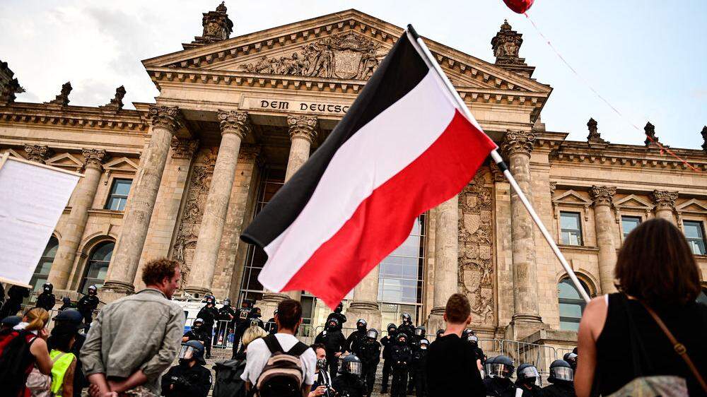 Proteste vor dem Berliner Reichstag. 