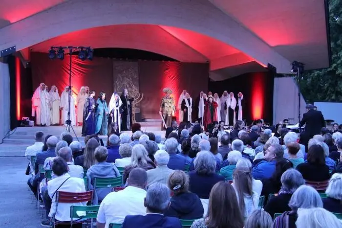 Ein lauer Sommerabend, der später durch einen spitzen Wind etwas gestört wurde, die ausgezeichnete Akustik durch den Musikpavillon, ließ die Aufführung zu einem besonderen Erlebnis werden.