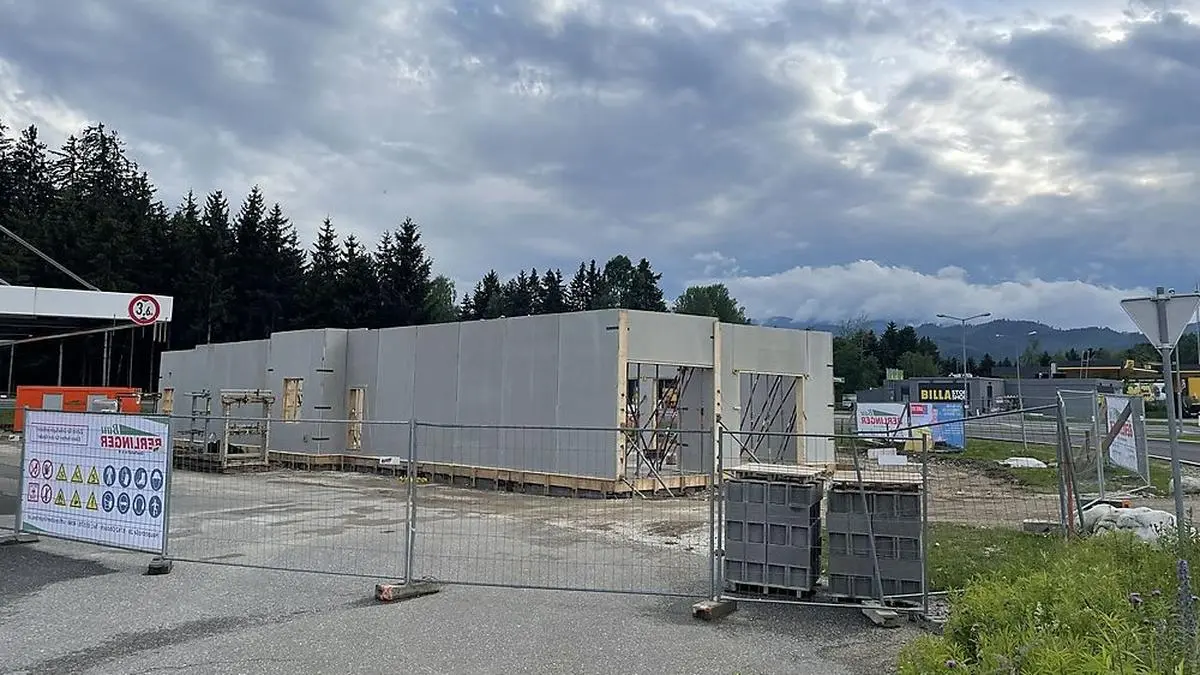 Gebaut wird nahe des Kreisverkehrs in der Arena