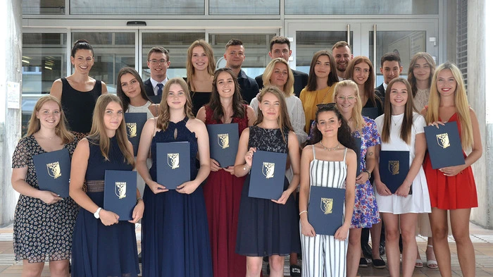 Die erfolgreichen Maturantinnen und Maturanten der 5AK der HAK Spittal