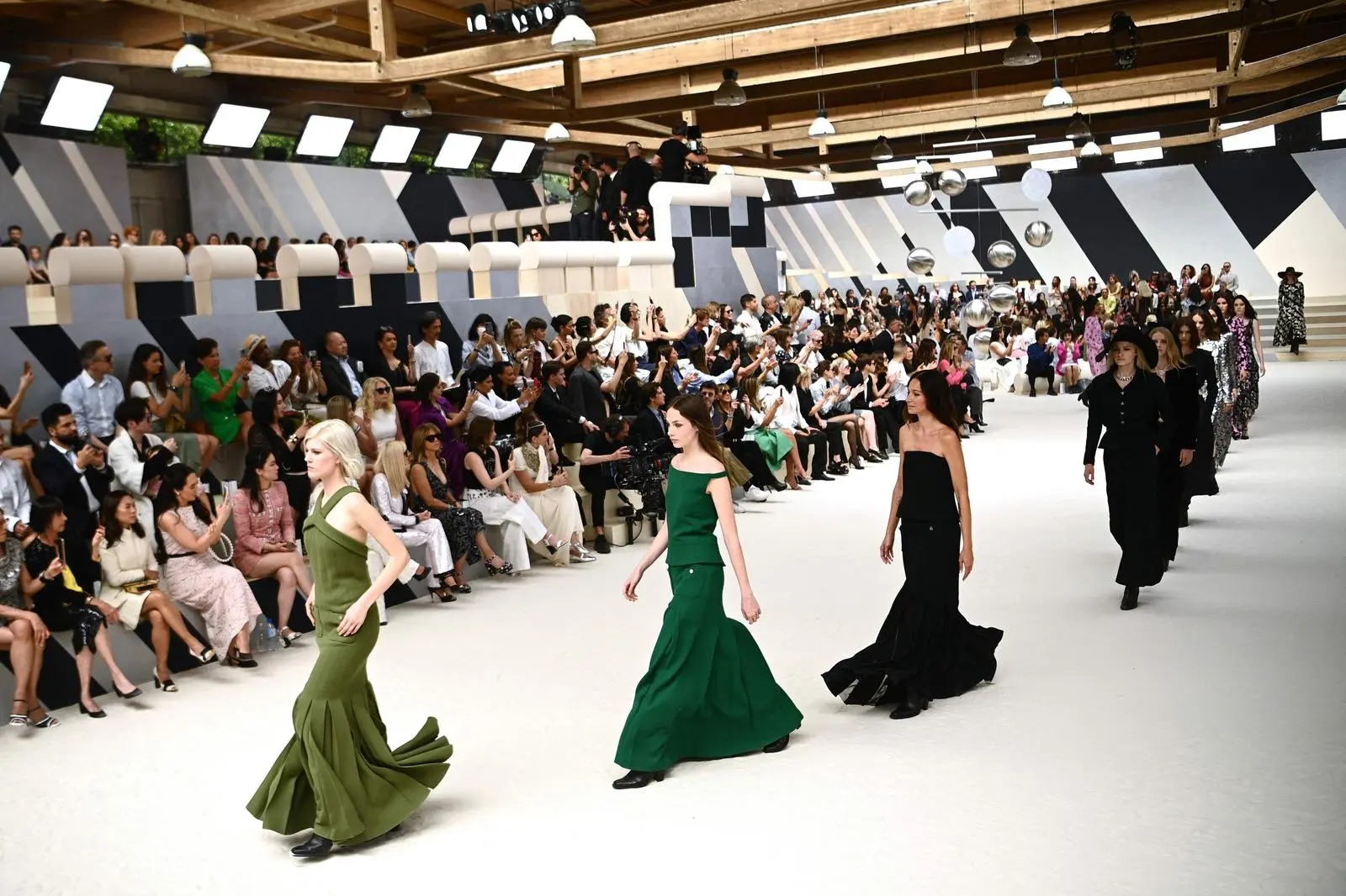 In Paris wurde die neue Chanel Haute Couture Kollektion präsentiert