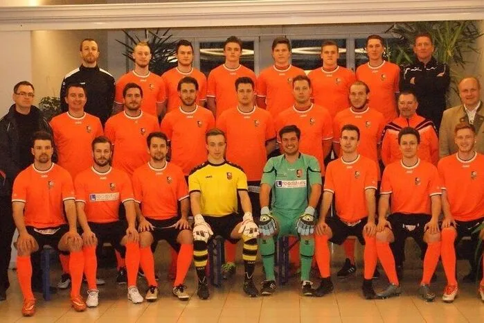Zehn Punkte Vorsprung Nach dem Abstieg aus der Oberliga 2015 kam in Gössendorf der Umbruch. Trainer Jörg Schirgi übernahm. Heuer war das Ziel Platz drei. Nach einer beeindruckenden Hinrunde wurde es nach oben korrigiert. Im Frühjahr arbeiteten Lukas Macher und Co. mit der Erfolgsakademie an der mentalen Stärke. Vor allem in den Schlussphasen drehte Gössendorf auf, wie beim 2:1 (nach 0:1) gegen Verfolger Hitzendorf, wodurch der Wiederaufstieg mit zehn Punkten Vorsprung gelang.