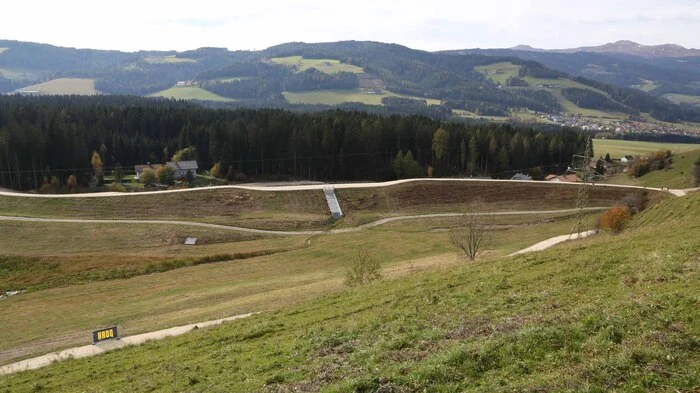 Ein neu errichtetes Hochwasserrückhaltebecken am Lauslingbach soll zu noch mehr Schutz vor Überschwemmungen in Obdach beitragen.