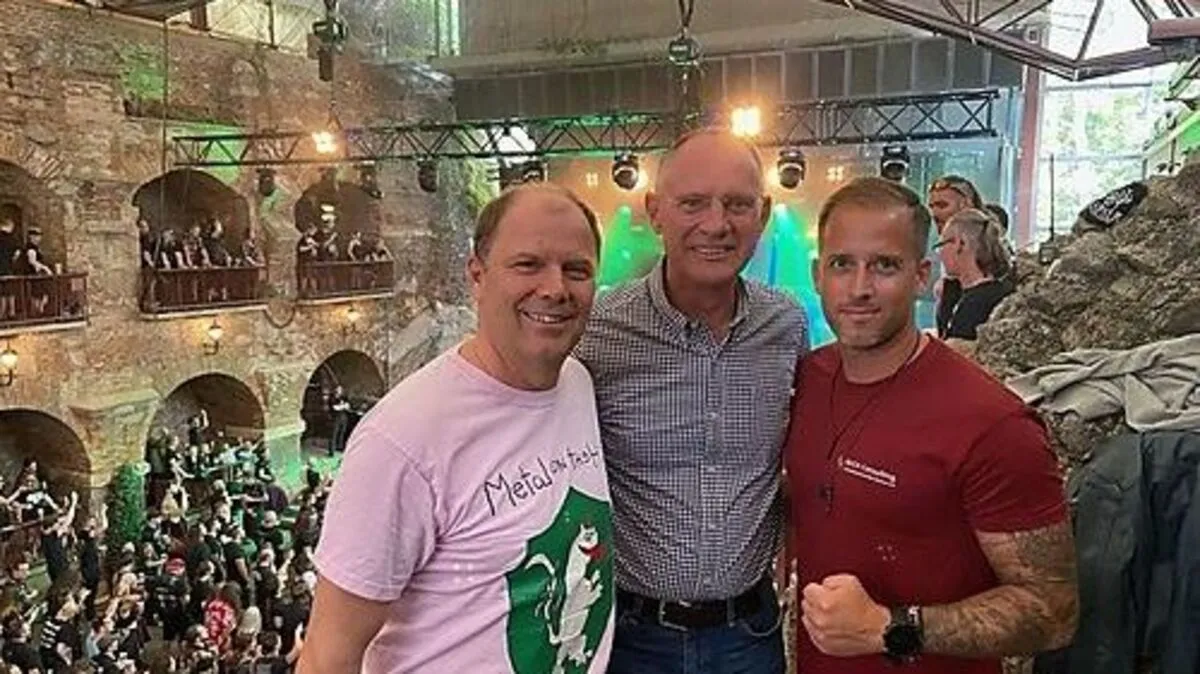 Graz-Bühnen-Chef Bernhard Rinner, Innenminister Gerhard Karner und Napalm-Records-Geschäftsführer Thomas Caser