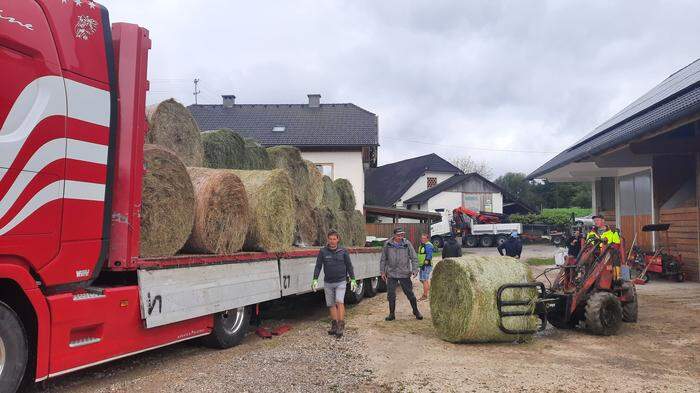 In Sittersdorf wurde das Heu entladen und an vier betroffene Bauern verteilt