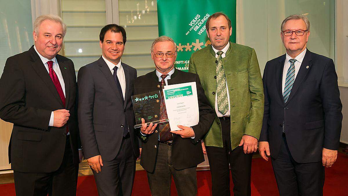 Josef Nigitz (Mitte) mit Landeshauptmann Hermann Schützenhöfer, Stellvertreter Michael Schickhofer, dem Mortantscher Bürgermeister Alois Breisler und Volksbildungswerk-Präsident Franz Majcen