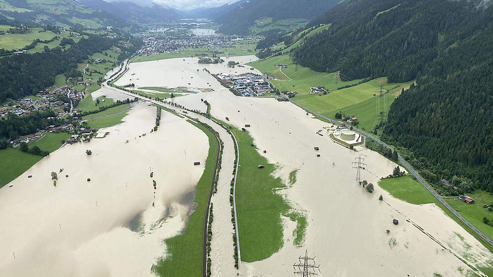 Flugaufnahme vom Hochwasser im Oberpinzgau zwischen Mittersill und Bramberg