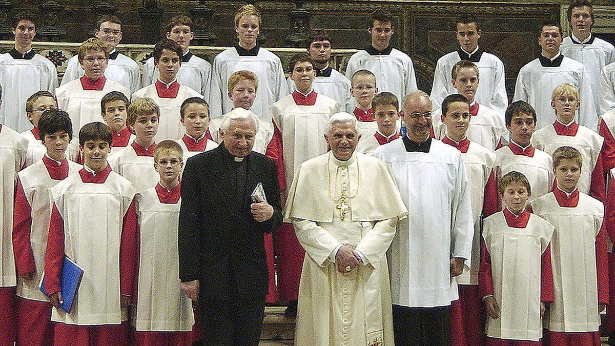 Die Domspatzen bei einem Besuch in der Sixtinischen Kapelle 2005