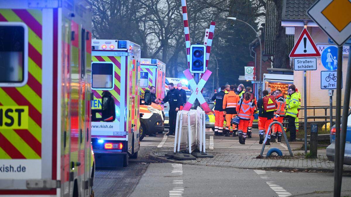 Mehrere Menschen in Zug durch Messerattacke verletzt