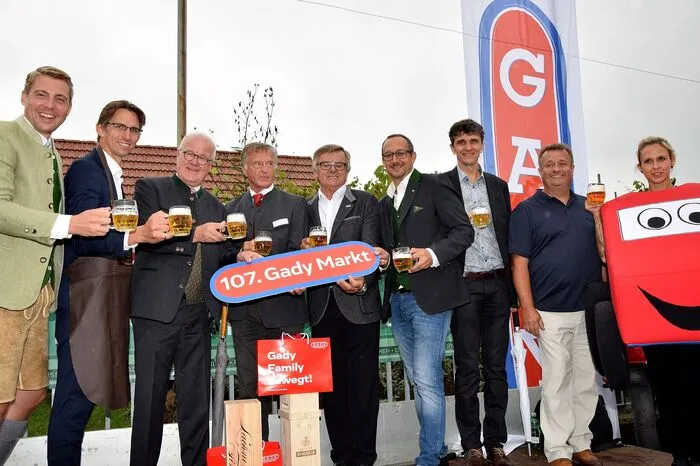 „Ist der Landwirt kein Bauer mehr?“ Unter diesem provokanten Titel diskutierten im schon traditionellen Wirtschaftsgespräch Gastgeber Philipp Gady, „Paradeiser-Kaiser“ Erich Sekovics aus dem Seewinkel, Landwirt Franz Gründl aus St. Lind und Vertriebsleiter von Steyr und Case in Österreich, Rudolf Hinterberger.