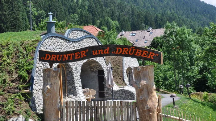 Die Erdhäuser "Drunter & Drüber" sind in einen Erdhügel "eingebaut".