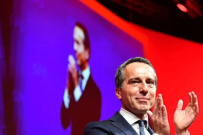 Mit ihrem Russland-Engagement ist Kneissl freilich nicht alleine: Ex-Bundeskanzler Christian Kern (SPÖ) zum Beispiel sitzt inzwischen im Aufsichtsrat der russischen Staatsbahn RDZ. Ein Metier, in dem sich Kern als ehemaliger ÖBB-Chef durchaus auskennt.