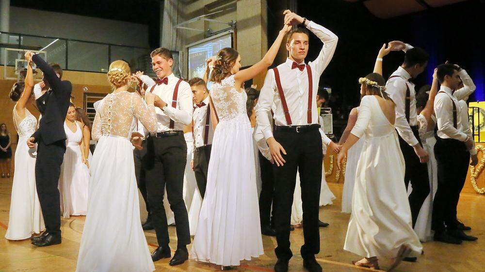 Wie zuletzt 2019, werden am Samstag die Maturantinnen samt Tanzpartner durch die Ottersbachhalle schwingen