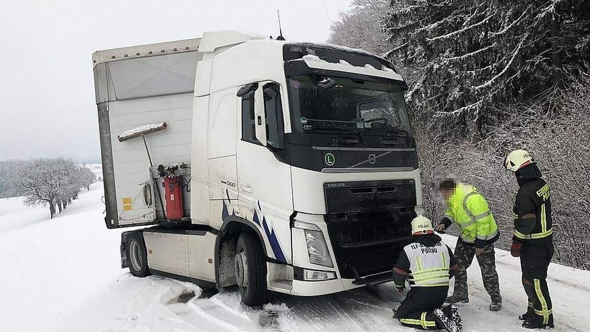 Der Lkw musste von der Feuerwehr Pöllau geborgen werden