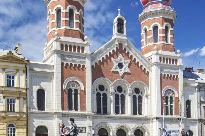 Die Große Synagoge in Pilsen ist Europas zweitgrößte Synagoge (nach der in Budapest) und die drittgrößte der Welt. Sie wurde von Architekt Emanuel Klotz in maurisch-romanischem Stil entworfen. Grundsteinlegung erfolgte im Dezember 1888, 1893 war der Bau vollendet.