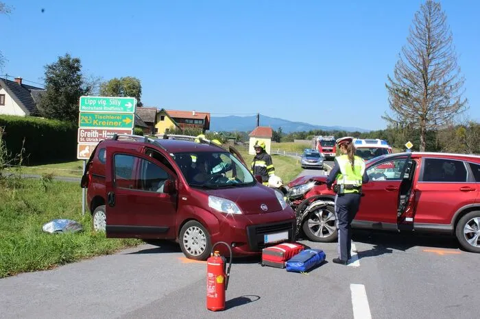 Die drei Insassen der beiden Autos wurden vom Roten Kreuz und von den Feuerwehr-Einsatzkräften erstversorgt.