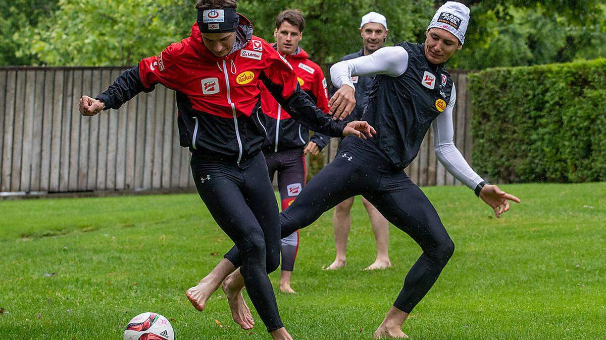 Die ÖSV-Kombinierer mit Thomas Jöbstl (rechts) machen auch am Ball eine gute Figur