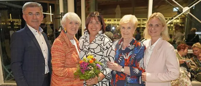 Die neu gewählte Vorsitzende der ÖVP-Frauen Agnes Totter (Mitte) mit Maria Rauch-Kallat, Walburga Beutl, Martina Kaufmann und Franz Fartek