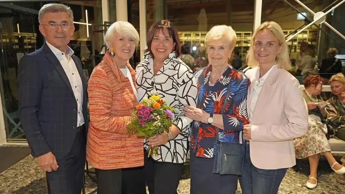 Die neu gewählte Vorsitzende der ÖVP-Frauen Agnes Totter (Mitte) mit Maria Rauch-Kallat, Walburga Beutl, Martina Kaufmann und Franz Fartek 