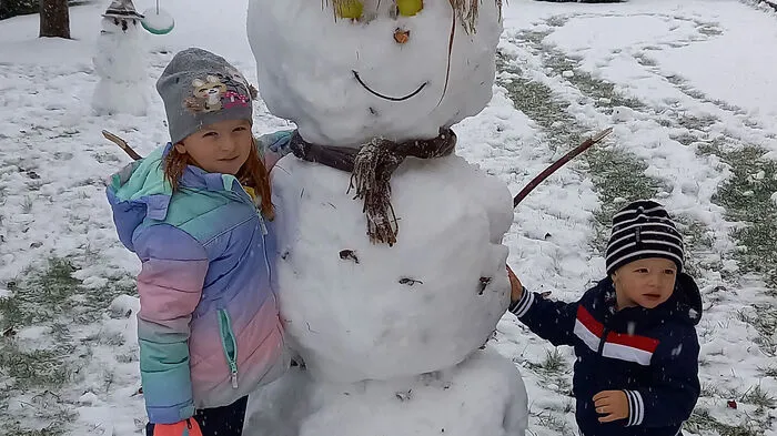 Die ersten Schneeflocken fallen in Perchau vom Himmel und schon wird daraus von Miriam und Markus Preiß ein wunderschöner Schneemann gezaubert. Der kleine Freund im Hintergrund zu sehen. Danke an Nicole Preiß für das süße Bild.