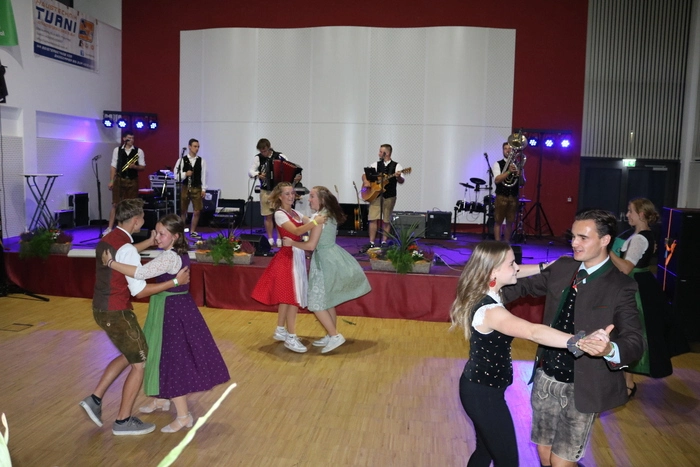„Die jungen Gailtaler“ sorgten im Festsaal für die passende Tanzmusik.