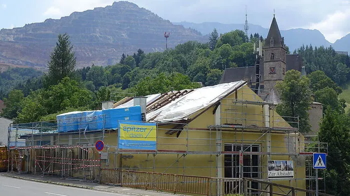 Etwa sechs Wochen wird die Sanierung des desolaten Daches beim Alten Tanzsaal dauern