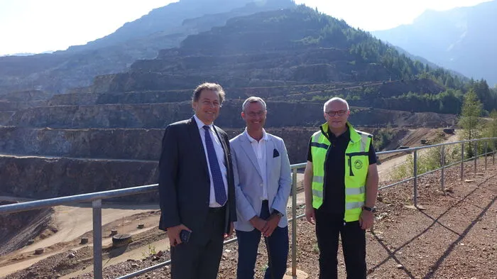 Rektor Wilfried Eichsleder, Minister Norbert Hofer, Professor Robert Galler vor dem Erzberg