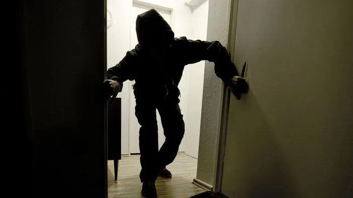 Der oder die Täter drangen durch die unversperrte Tür ein