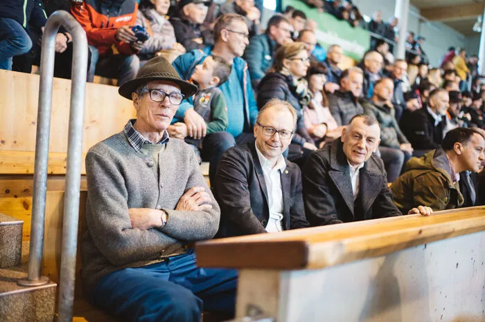 Friedl Schneeberger, Martin Mayerl und Konrad Kreuzer verfolgten die Schau in der ersten Reihe.
