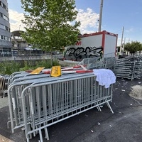 Sperrgitter, Verkehrsschilder und Konfetti, erinnern noch an die Meisterfeier des Vorabends