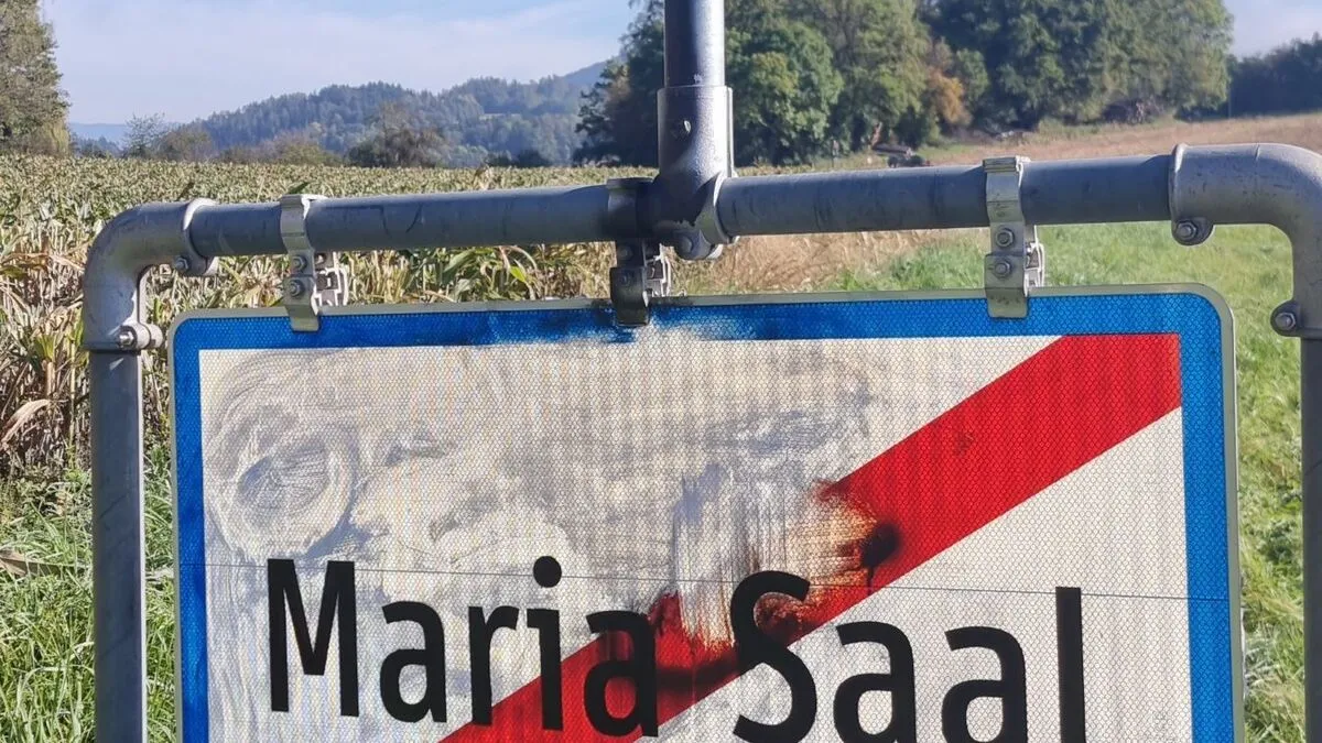 So sah die Maria Saaler Ortstafel am Mittwochmorgen aus