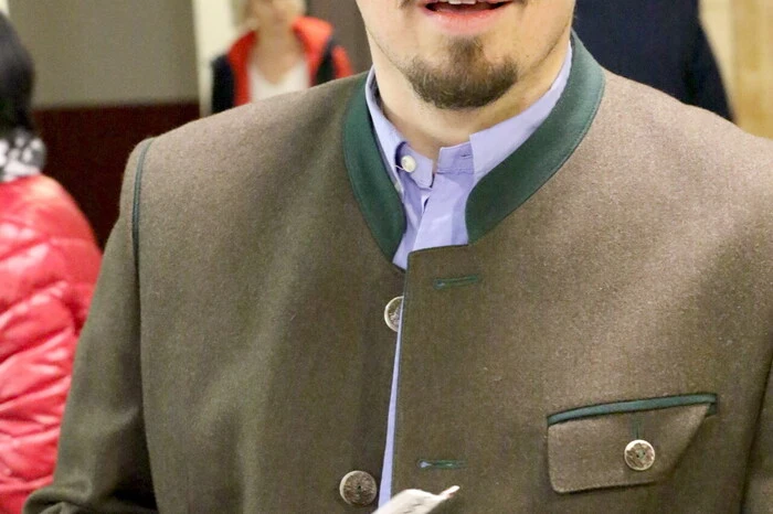 Von den Ausführungen, Filmbeiträgen und Fotos begeistert zeigten sich unter anderen Wirtschaftskammer (WK)-Bezirksstellenobmann Walter Sabitzer (Foto), Richterin Annemarie Hartl, Läufer-Ass Christian Müller, Turnverein Althofen-Obfrau Sandra Demel-Eckhart, Schulwart Wilfried Fritz, Forst-Experte Hubert Göderle, Naturfreunde-Bundesgeschäftsführer Günter Abraham, Naturfreunde-Landesgeschäftsführer Klaus Bayer sowie der ehemalige Metnitzer Bürgermeister Anton Engl-Wurzer. 