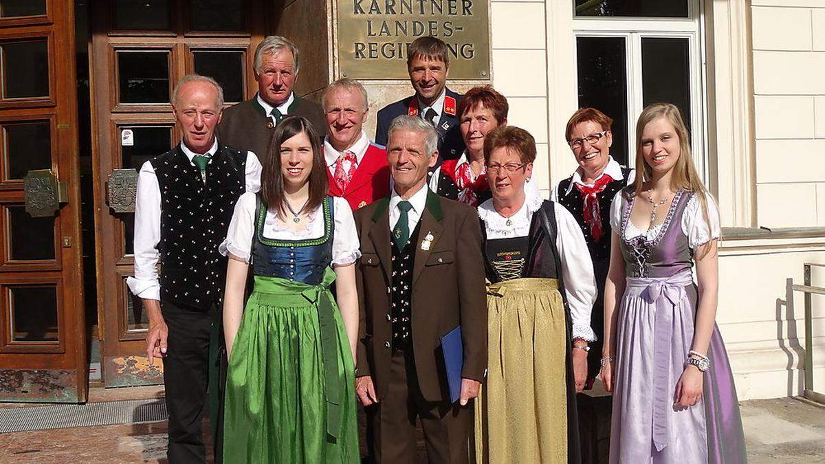 Roland Zlöbl, Ernst Veider, Maria Zlöbl, Rudolf Veider, der geehrte Norbert Zlöbl, Richard Pichler, Christine Lassnig, Stefanie Zlöbl Christl Zlöbl und Elisabeth Zlöbl (von links)