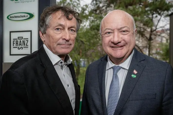 Der stellvertretende Chefredakteur Michael Jungwirth mit Kanzler Christian Stocker