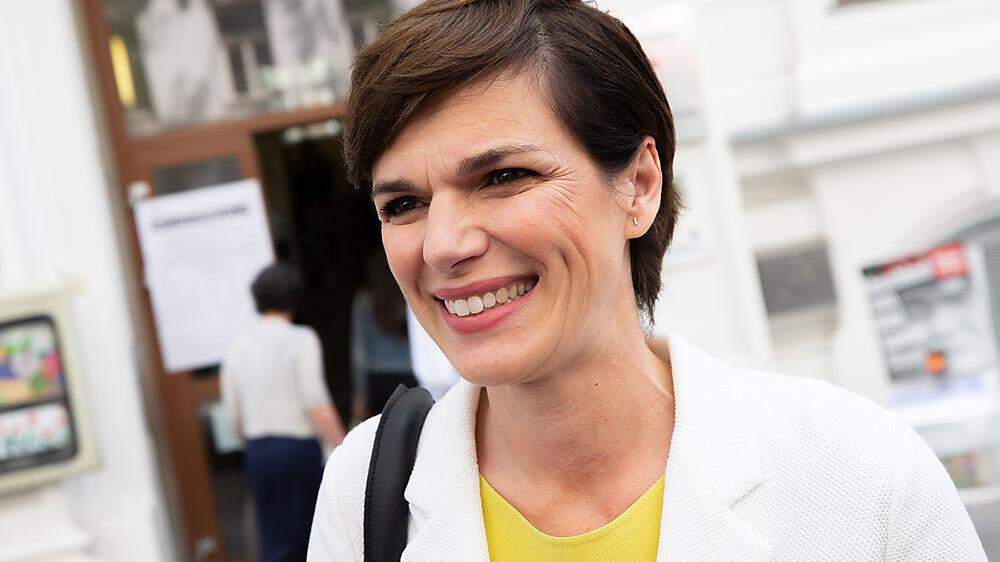 Pamela Rendi-Wagner lässt bei der Stimmabgabe am Vormittag offen, ob die SPÖ Kurz das Misstrauen aussprechen wird 