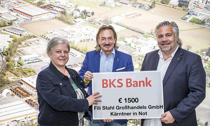 Susanne Koschier übernimmt den Scheck von Joachim Augustin und Meinhard Novak