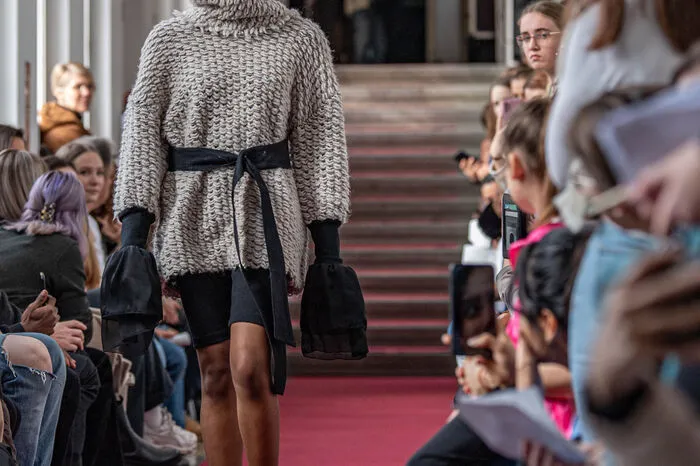 Bunte Farben, kreative Schnitte und aufwendige Details dominierten die Designs der Schülerinnen und Schüler, die selbst auch als Models über den mit rotem Teppich ausgelegten Laufsteg liefen.