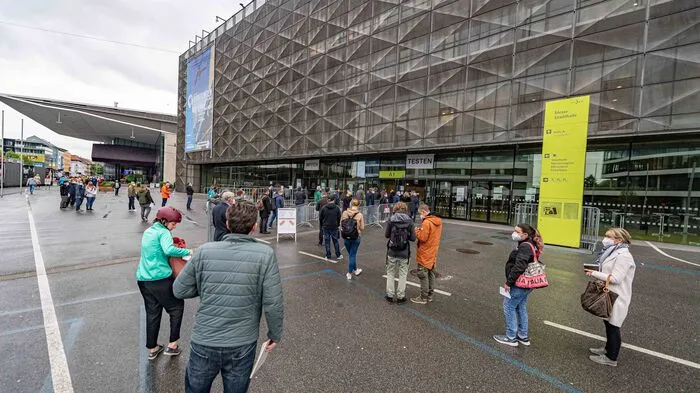 Vor der Teststraße bei der Grazer Messe hat sich in der Früh eine lange Schlange gebildet