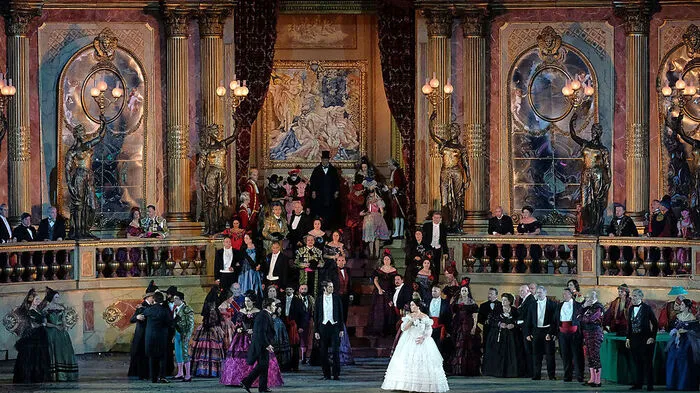 Prunkvoll: Die "Traviata" in Verona