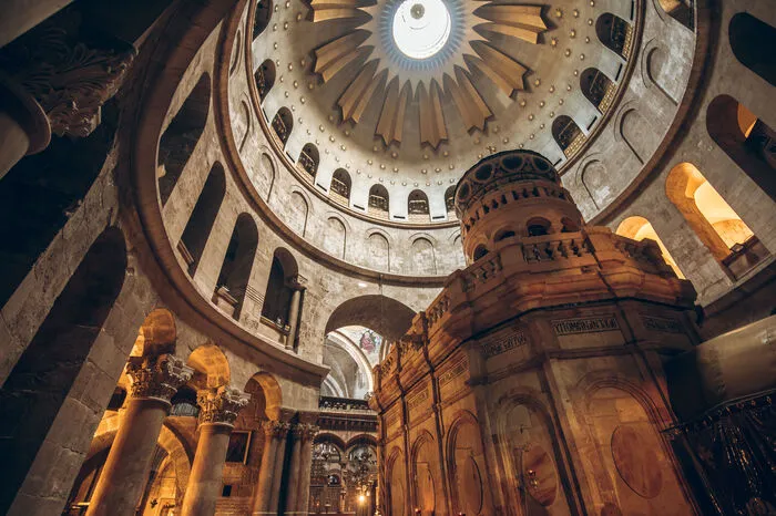 Ein Blick ins Innere der Kirche zeigt eine besondere Mystik.