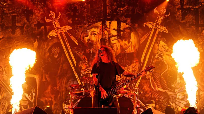 Nostalgisch wurde es bei Slayer: Sänger und Bassist Tom Araya und seine drei Mitstreiter befinden sich was den Livegenuss betrifft definitiv auf einem Höhepunkt, stürzten sich mit dem wütenden "Repentless" in ein ebenso kurzweiliges wie unbarmherziges Set und ließen schlussendlich die Frage offen, wer diese Lücke jemals schließen soll. 