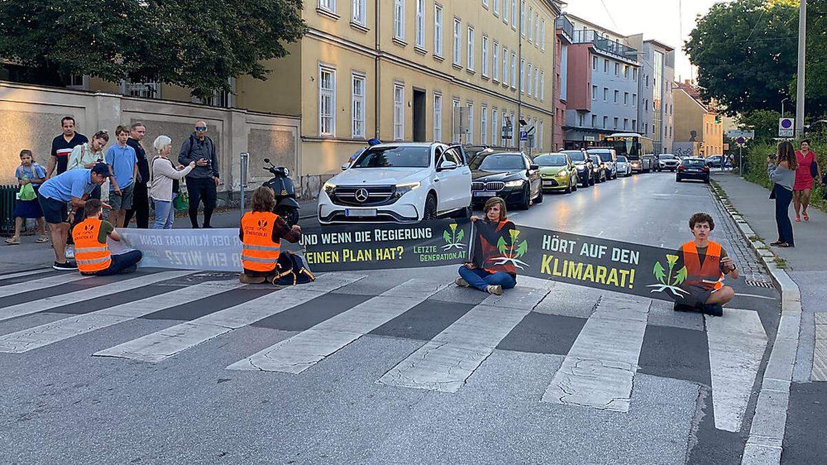 Die &quot;Letzte Generation&quot; blockierte am Montag auch in Graz den Verkehr