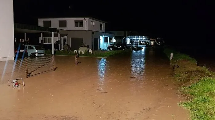 Wasser- und Schlammmassen in einer Siedlung in Siebending